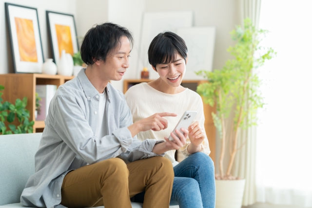 ヒースロー空港のwifiレンタルについて調べる夫婦