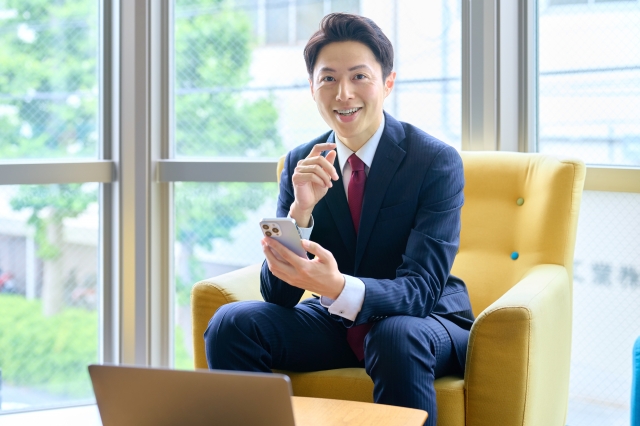 ソフトバンクの海外ポケットWiFiについて調べる男性