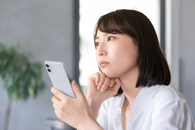 楽天モバイルをベトナムで使う方法を調べる女性