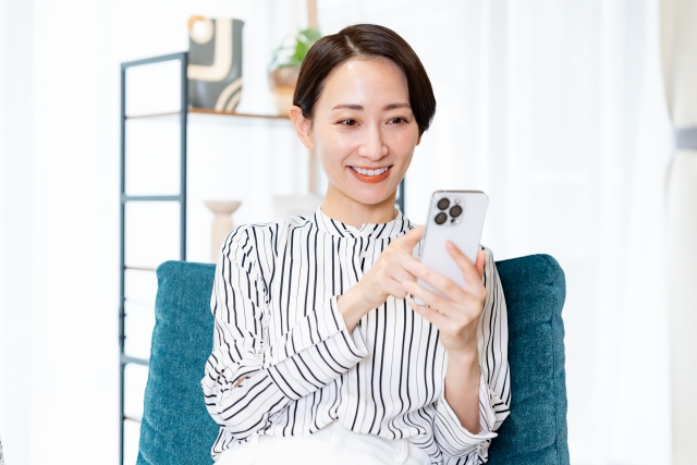 ソフトバンクの海外ポケットWiFiについて調べる女性