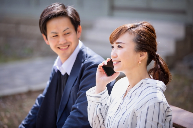 ソフトバンクの海外ポケットWiFiについて調べる夫婦
