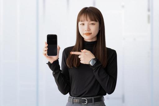 海外旅行で何ギガ必要か知りたい人に向けてアドバイスする女性