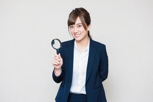 海外旅行では何ギガ必要かを調べる方法を解説する女性