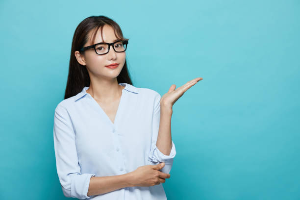 TRAVeSIMの口コミ・評判を解説する女性