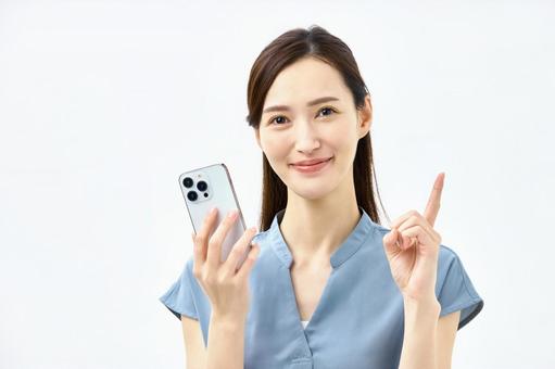 海外旅行で何ギガ必要かわかった人におすすめのプランを解説する女性