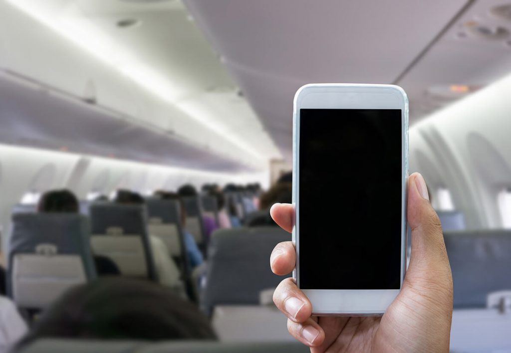 ポケットWi-Fiを機内で使えるか考えスマホを出した人