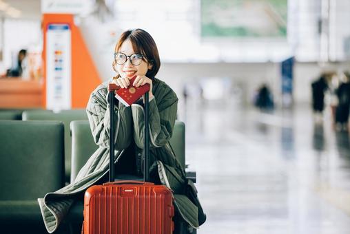 海外で役立つエアタグなどのアイテムを準備して渡航する女性