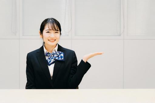 機内で使えないけど現地で大活躍するポケットWi-Fiの受け取り場所について解説する女性