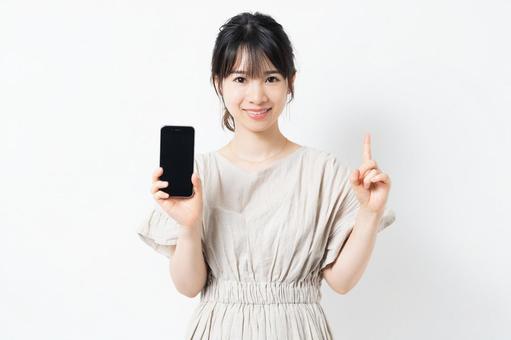 楽天モバイルの海外ローミングのシステムは2GBを超えた際の料金について解説する女性