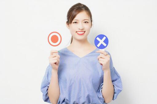 シンガポールで電子マネーが使える場所と使えない場所を解説する人
