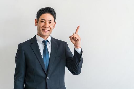 楽天モバイルの海外ローミングがおすすめなのは2GBを超えない人であることを解説する男性