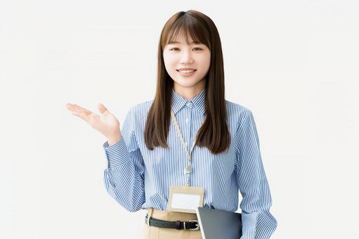 楽天モバイルを海外で2GB以上使うとどうなるか解説する女性