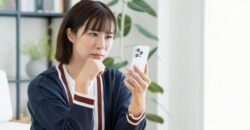 楽天モバイルで海外で2GB以上使ってしまい困っている女性