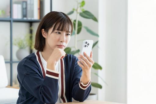 楽天モバイルで海外で2GB以上使ってしまい困っている女性