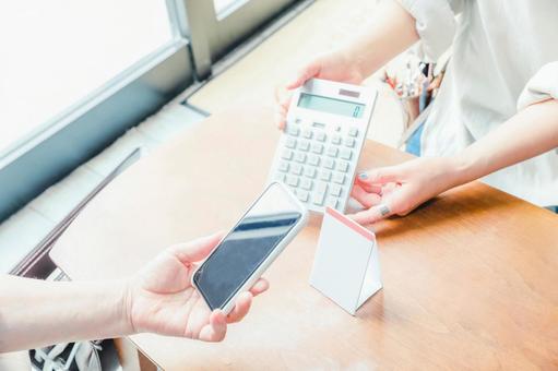 シンガポールで電子マネーを使う際の注意点を理解してから渡航した人の様子