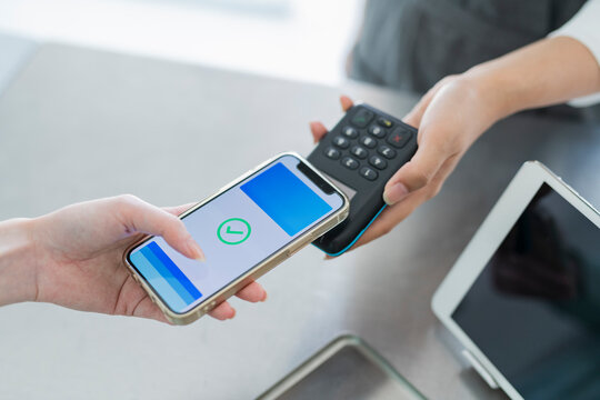 キャッシュレスが主流のハワイでスマホ決済をする人