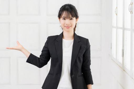 MSCクルーズ船ベリッシマなどのWi-Fi事情を解説する女性