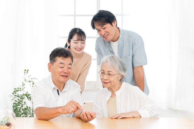 ahamoはグアムで使えるのか調べる家族