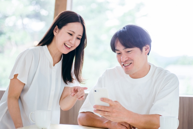ahamoを台湾で使う方法を調べるカップル