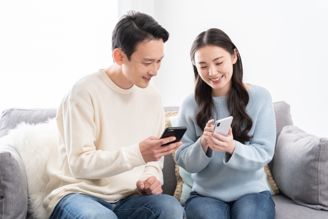楽天モバイルを香港で使う方法を調べるカップル
