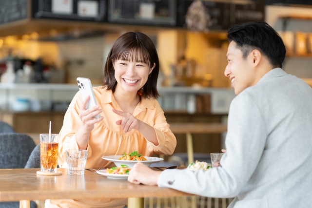 韓国でおすすめのVPNを探すカップル