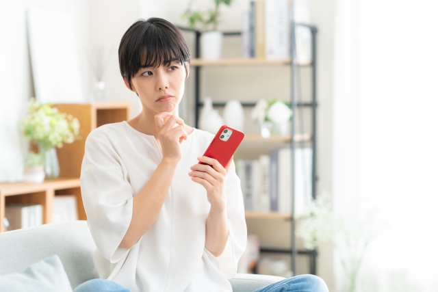 楽天モバイルを中国で使う方法を調べる女性