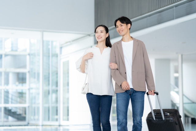 香港でLINEを使う方法を調べるカップル