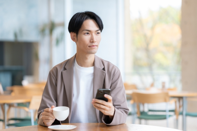 ahamoを台湾で使う方法を調べる男性