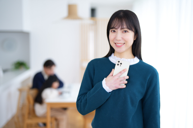 ahamoを台湾で使う方法を調べる女性
