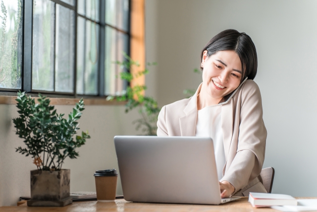 タイでLINEを使う方法を調べる女性