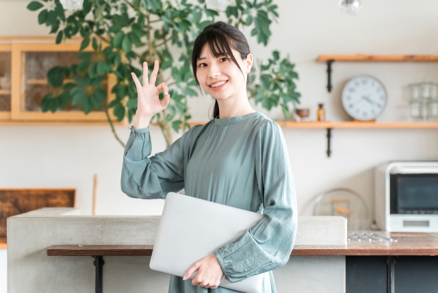 香港のインターネット環境を調べる女性