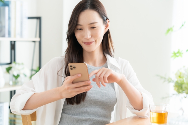 ahamoを台湾で使う方法を調べる女性