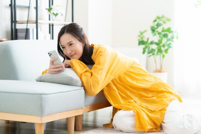 楽天モバイルを中国で使う方法を調べる女性