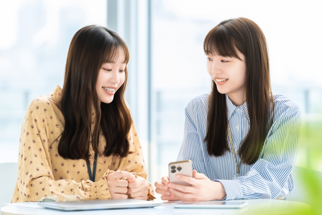 楽天モバイルを台湾で使う方法を調べる女性