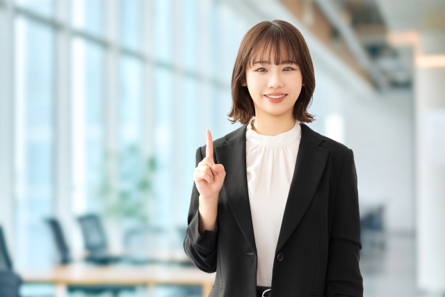ラウンジの入り方を解説する女性