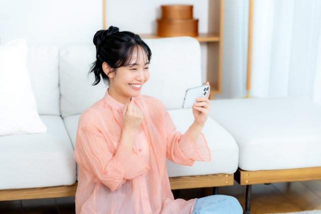 香港のインターネット環境を調べる女性