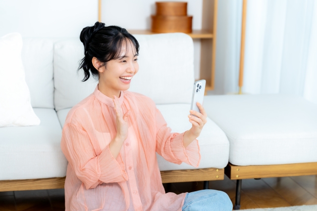 タイでLINEを使う方法を調べる女性