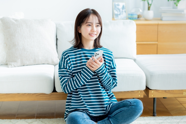 ahamoはグアムで使えるのか調べる女性