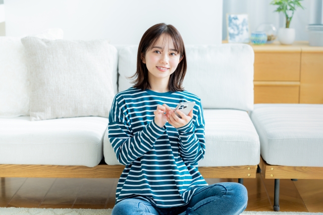 香港でLINEを使う方法を調べる女性