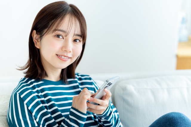 楽天モバイルを香港で使う方法を調べる女性