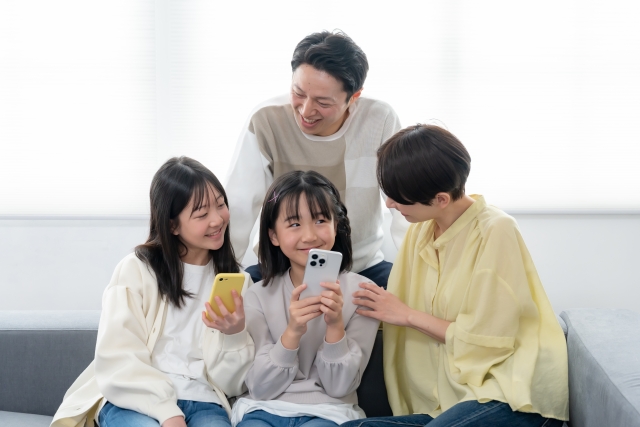 香港でLINEを使う方法を調べる家族