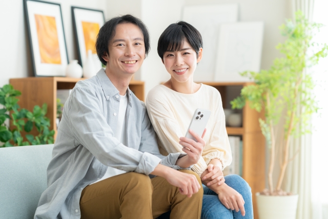 香港のインターネット環境を調べる夫婦
