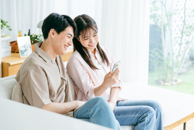 香港でLINEを使う方法を調べるカップル 