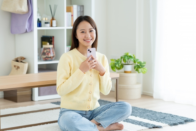 楽天モバイルを中国で使う方法を調べる女性