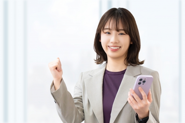 楽天モバイルを台湾で使う方法を調べる女性