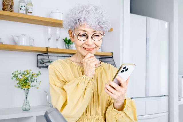 タイでLINEを使う方法を調べる女性
