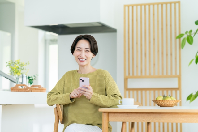楽天モバイルを中国で使う方法を調べる女性