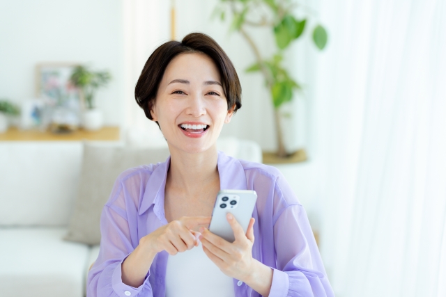 韓国でおすすめのVPNを探す女性