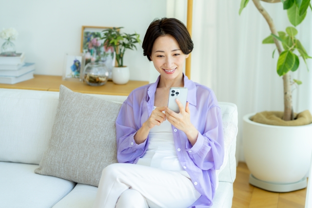 ahamoはグアムで使えるのか調べる女性