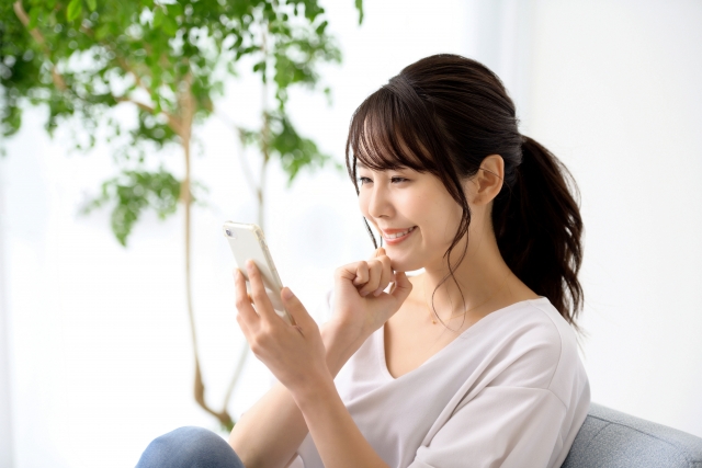 韓国でおすすめのVPNを探す女性